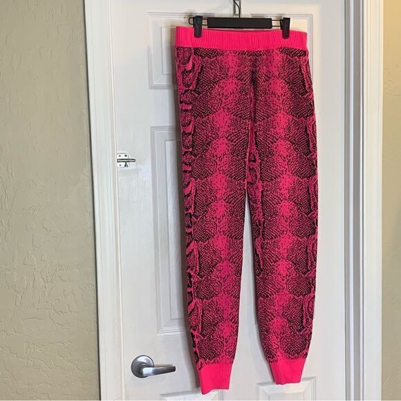 Day & Night Cozy Knit Snakeskin Print Joggers Pink and Black Size Large - Picture 3 of 9